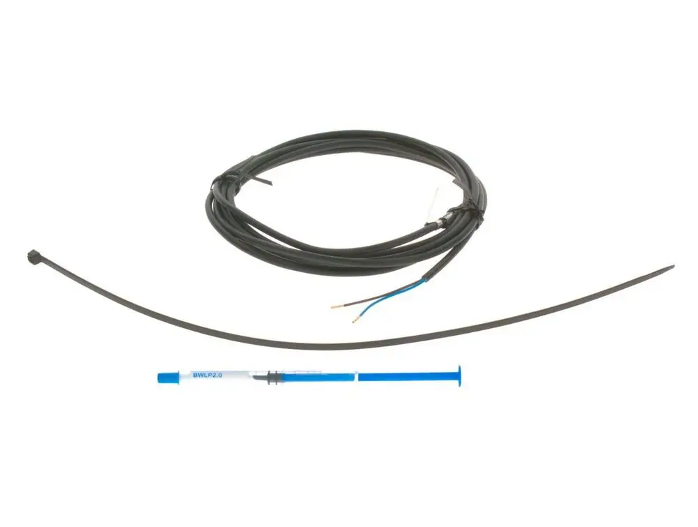 Schwarzes Kabel mit zwei freiliegenden Drähten an einem Ende, verbunden mit einer kleinen Spitze. Darunter eine Spritze mit blauer Markierung. Produktelemente von Bosch.